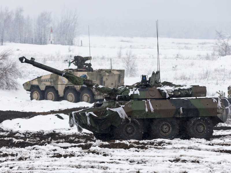 Un carro da ricognizione corazzato francese AMX 10 RC e dietro un corazzato da trasporto truppe tedesco Boxer (Joern Haufe/Getty Images) <br />
