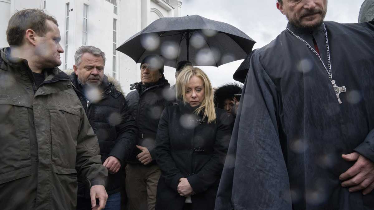 Immagine di Meloni tra le macerie di Bucha e Irpin. La commozione e l'impegno: "Resteremo al vostro fianco"