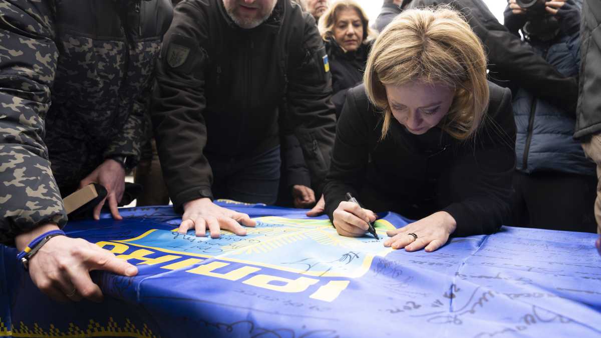 Immagine di Meloni in Ucraina contro le ambiguità e i messaggi mafiosi di Putin