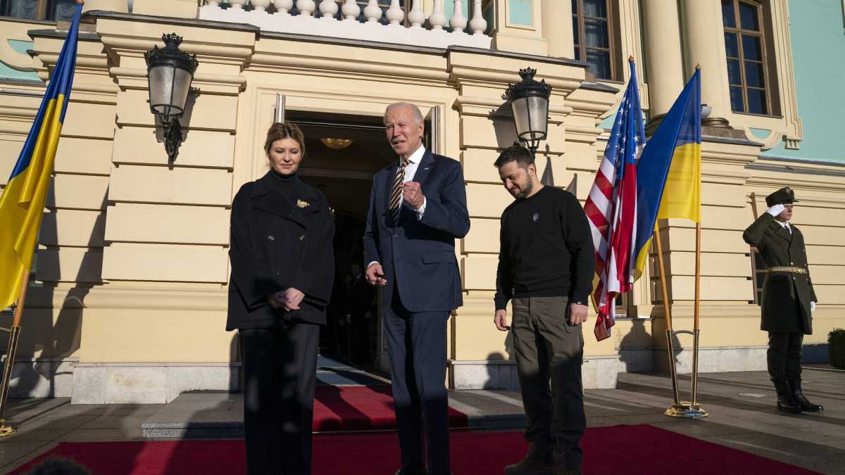 Immagine di Toccate Zelensky ed è come se toccaste me, ha detto calmo Biden. Mai vista una cosa così
