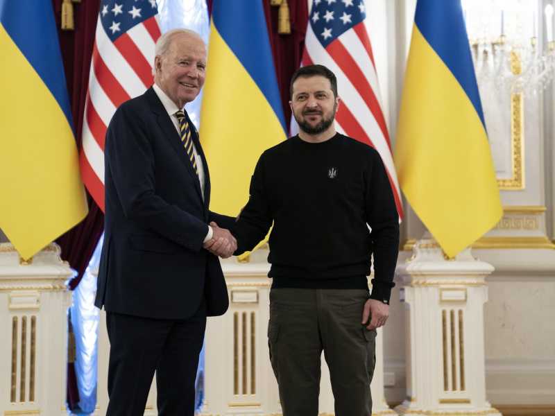 La stretta di mano fra Joe Biden e Volodymyr Zelensky (Lapresse)