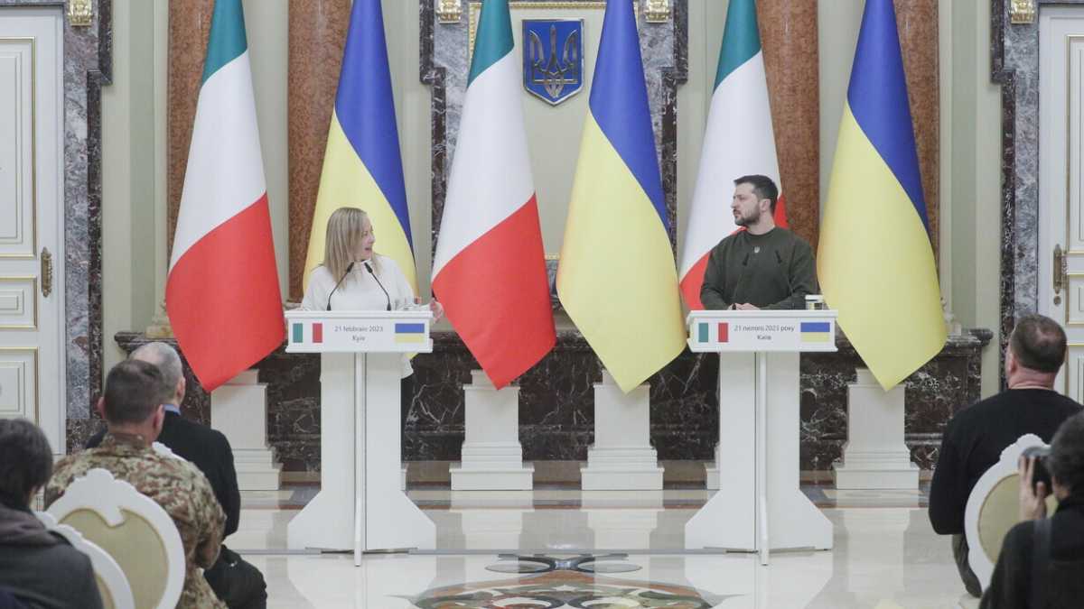 Immagine di Meloni rassicura Zelensky, ma le parole sul Cav. rovinano tutto. Seguono colpi di tosse