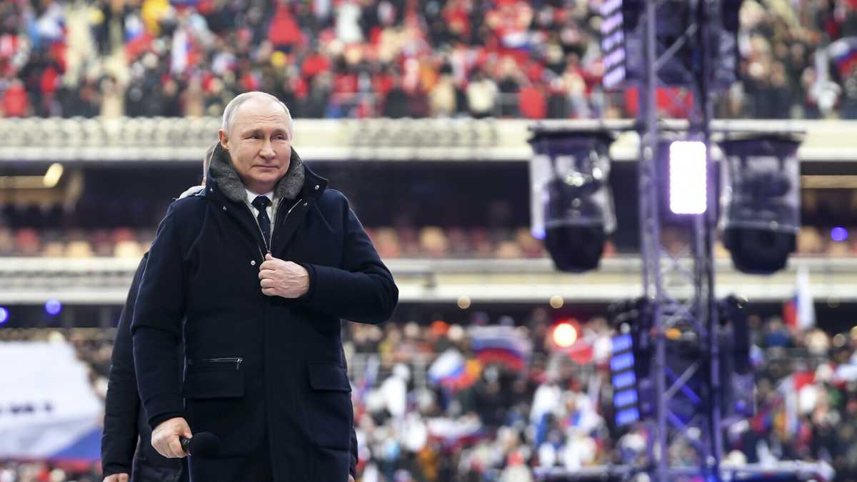 Immagine di Putin vede il capo della diplomazia cinese Wang Yi. Poi il discorso allo stadio Luzhniki