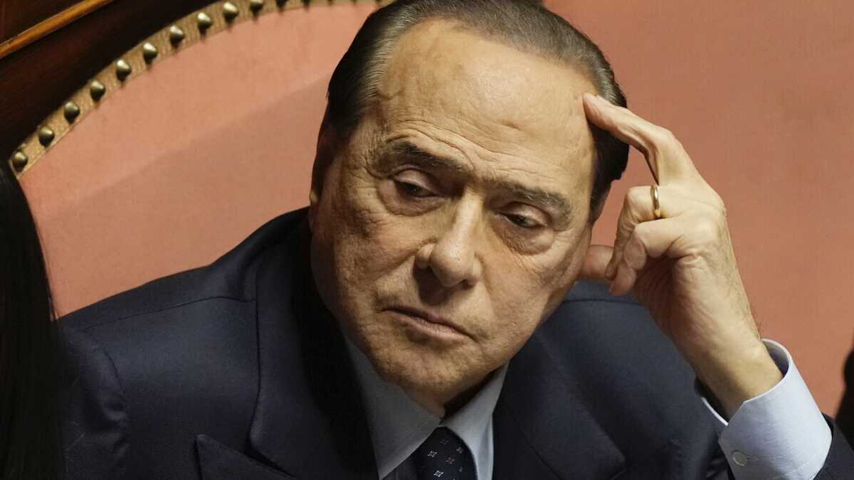 Immagine di Berlusconi blocca la vendita del Giornale. I tormenti del partito e l'ombra di Meloni