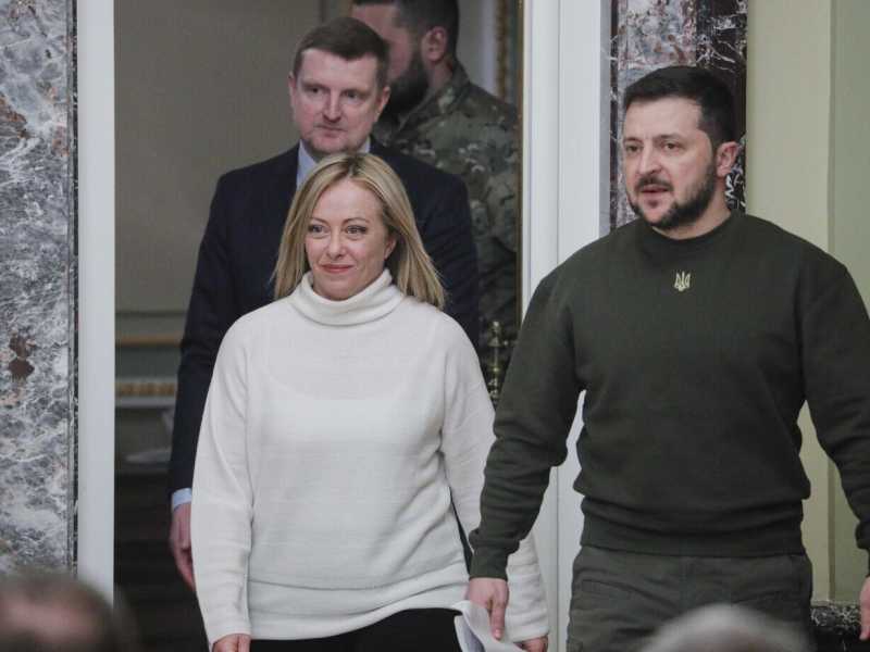 La sera andavamo a Kyiv, cartoline dal viaggio di Meloni. Sigarette slim e ansia large
