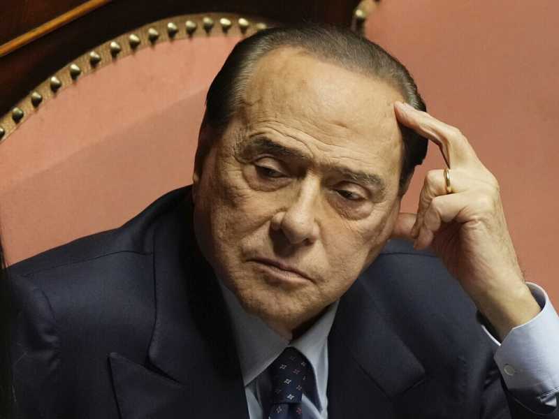 Berlusconi blocca la vendita del Giornale. I tormenti del partito e l'ombra di Meloni