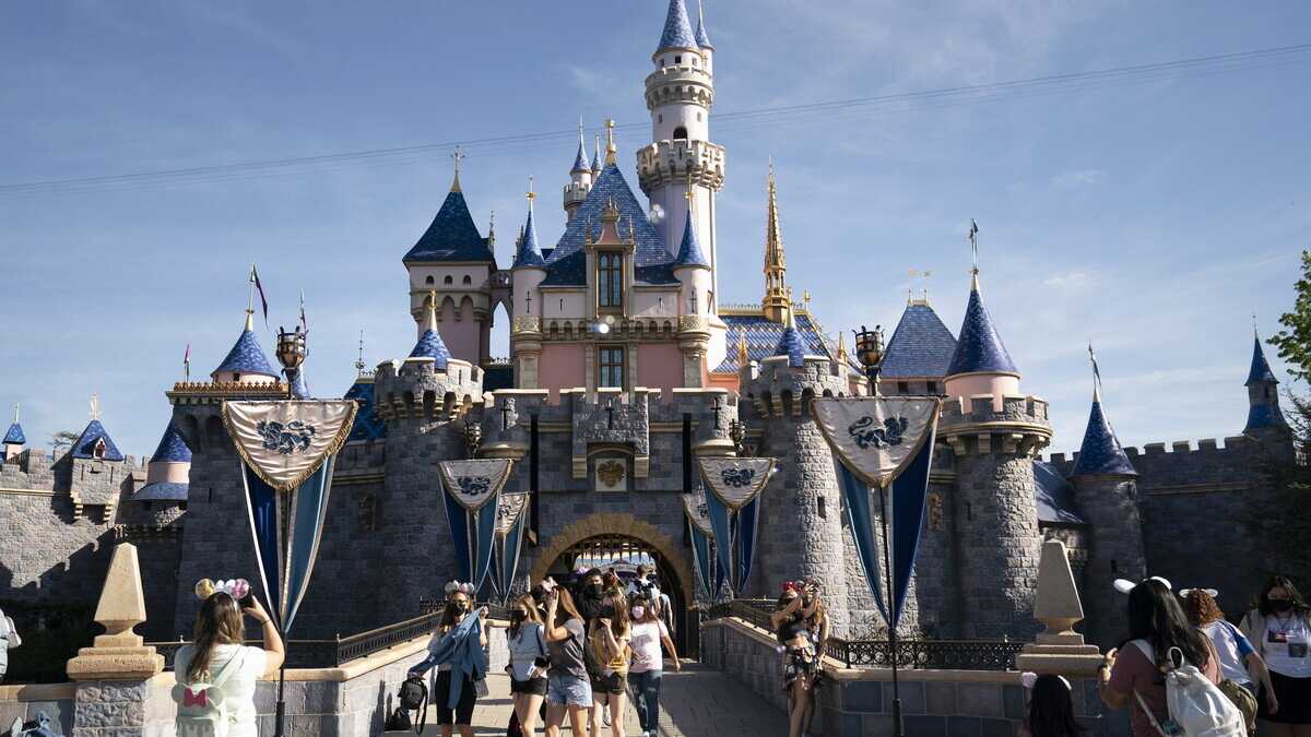 Immagine di Sfide tra miliardari e guerre culturali funestano i cento anni della Disney