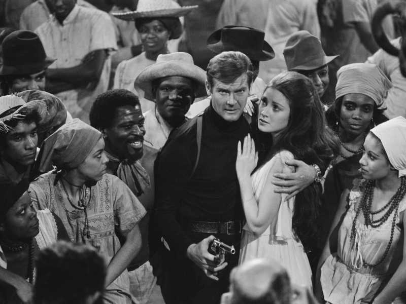 Gli attori inglesi Roger Moore e Jane Seymour nel film di James Bond "Vivi e lascia morire" (Foto di Milne/Getty Images)&nbsp;<br />