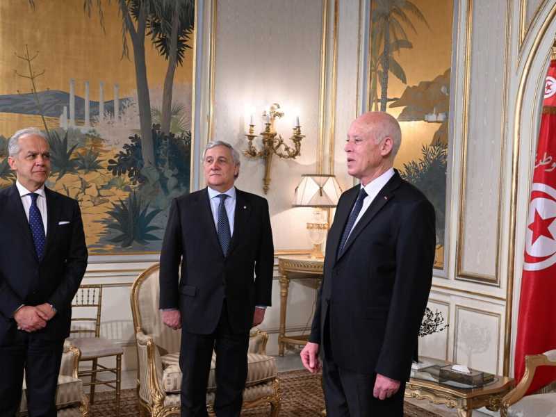 Il presidente tunisino Said Kaies nell'ultimo vertice di Tunisi con Tajani e Piantedosi, lo scorso gennaio (foto Ansa)