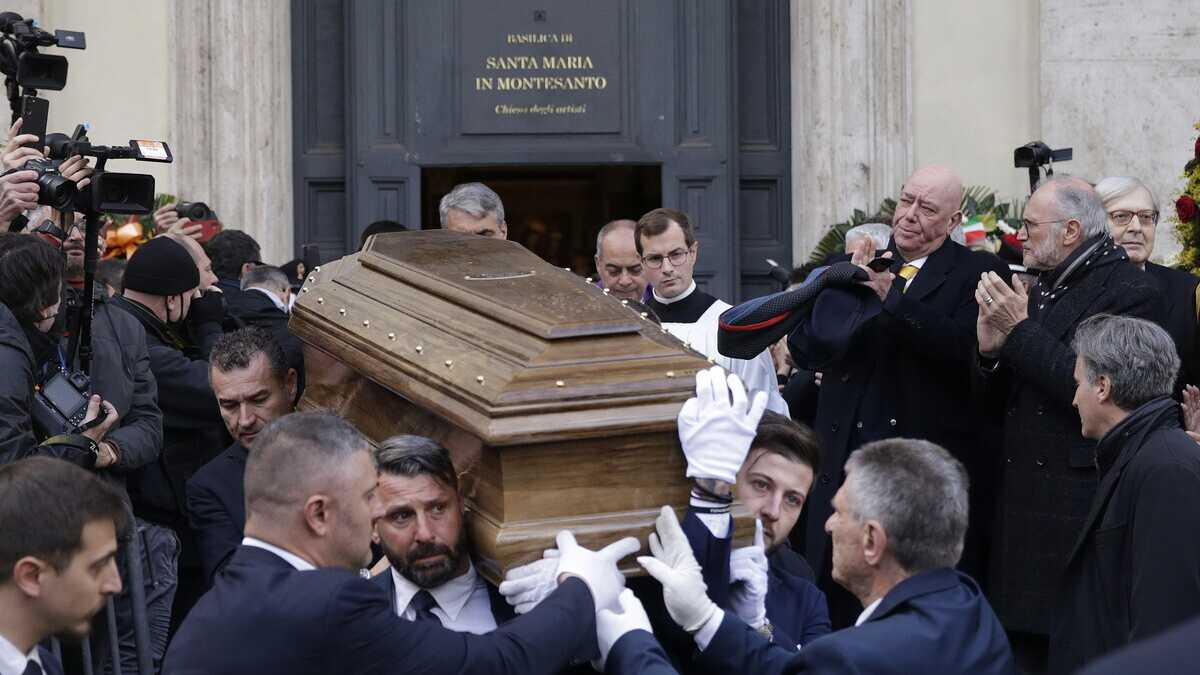 Immagine di Troppe celebrazioni per i morti. Come possiamo vivere di ricordi?