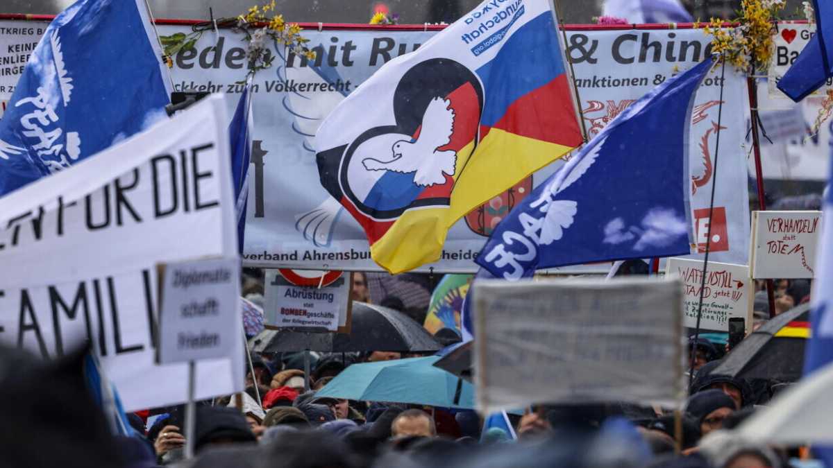 Immagine di Putiniani per la pace. In Germania la piazza “a favore dei negoziati” si colora di rosso e di bruno