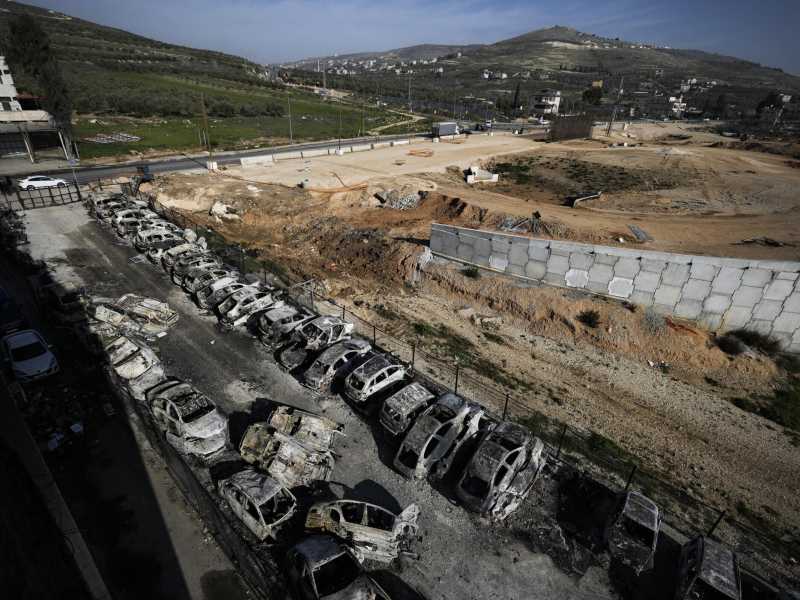 &nbsp;Un'immagine delle auto bruciate a Huwara (Lapresse)