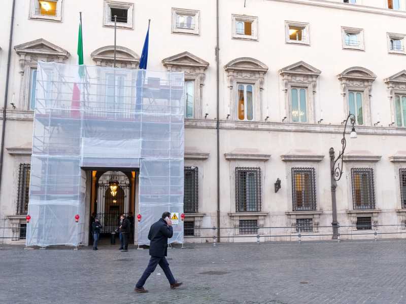 Chigi chiama Chigi: l'ufficio stampa di Meloni (dall'India) non riesce a contattare il governo (a Roma)