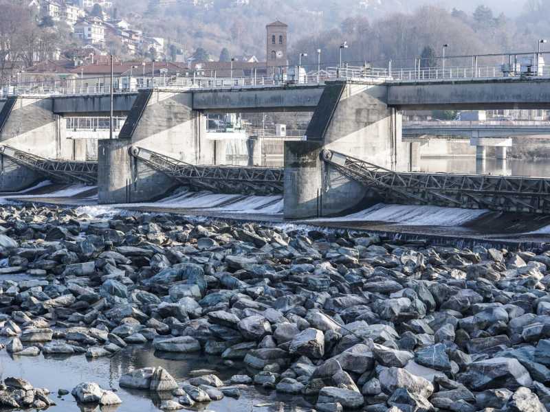 La diga di San Mauro Torinese, a pochi chilometri dal centro di Torino, appare quasi completamente asciutta, 18 gennaio 2023 (Ansa)&nbsp;<br />