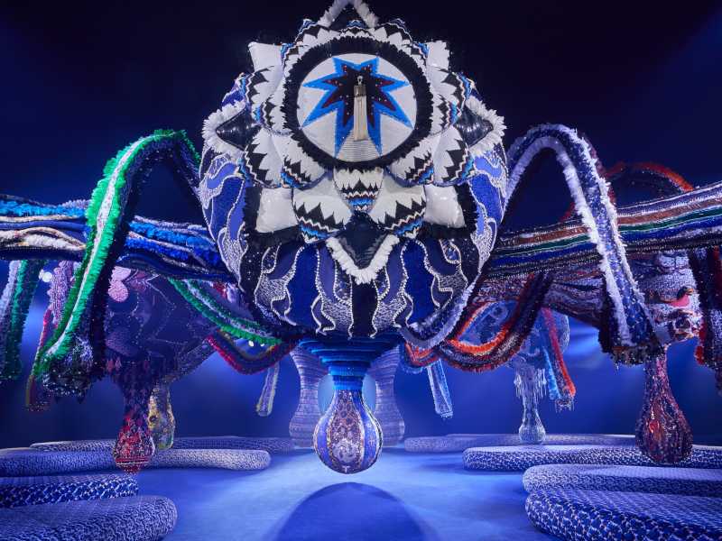 Il surrealismo molto femminile di Joana Vasconcelos. Molta meraviglia fra gli ospiti della sfilata Dior autunno inverno 2023-2024 a Parigi<br /><br />
