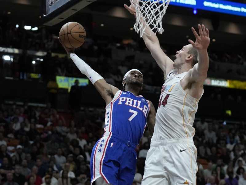 Un'immagine della sfida tra Philadelphia 76ers e Miami Heat (Foto Ap, via LaPresse)&nbsp;<br />