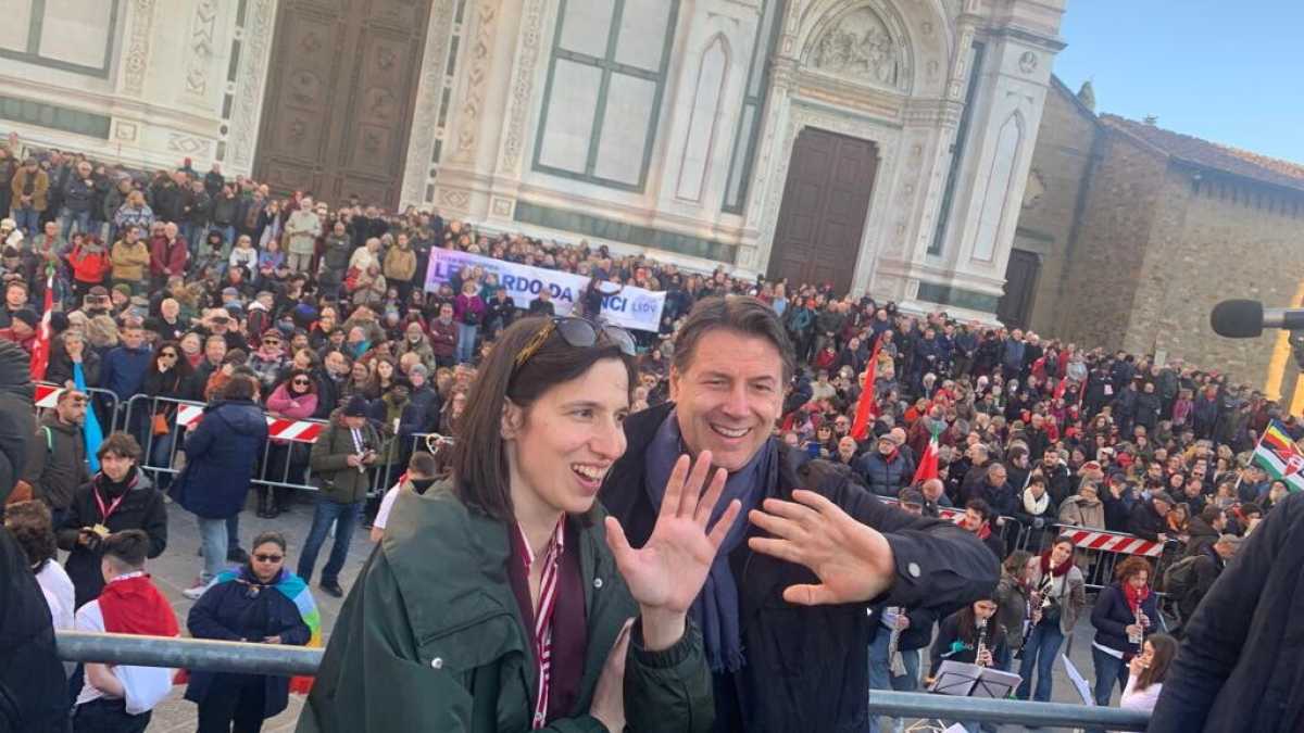 Immagine di Schlein e Conte al corteo antifascista di Firenze. Il patto M5s-Pd: oggi non si parla di Ucraina