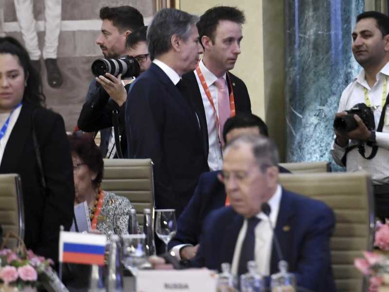 In dieci minuti con Lavrov, Blinken ripete: non ci stancheremo di sostenere Kyiv
