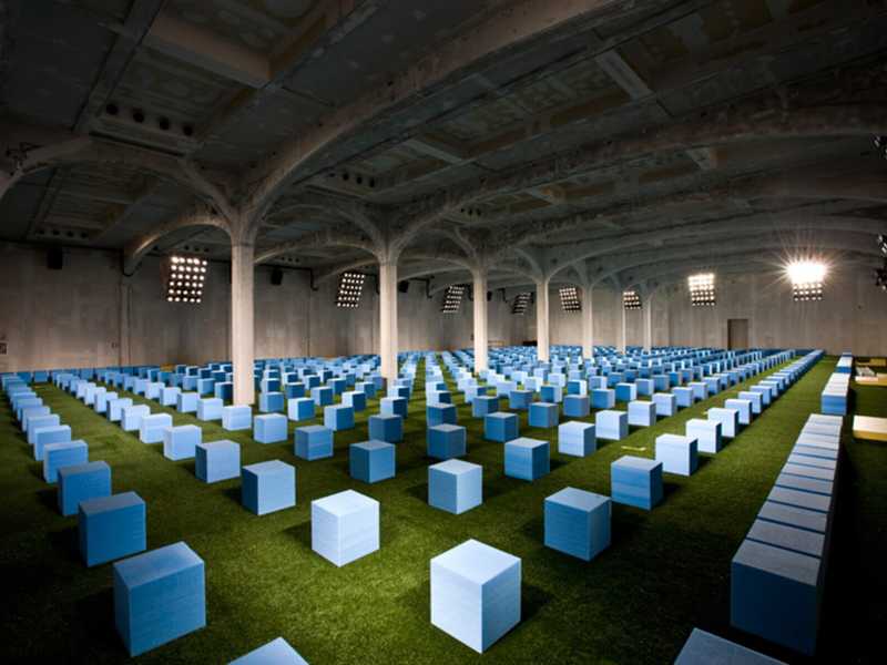 Il set della sfilata uomo Prada estate 2012
