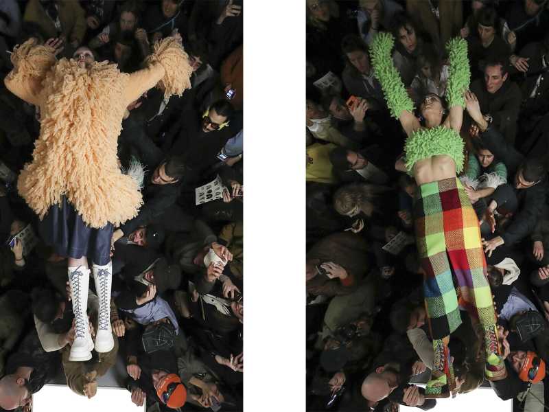 Stage diving. le modelle della sfilata Sunnei, il brand di Loris Messina e Simone Rizzo, si lasciano cadere sulla folla (preparatissima, professionale) a fine passerella&nbsp;<br />