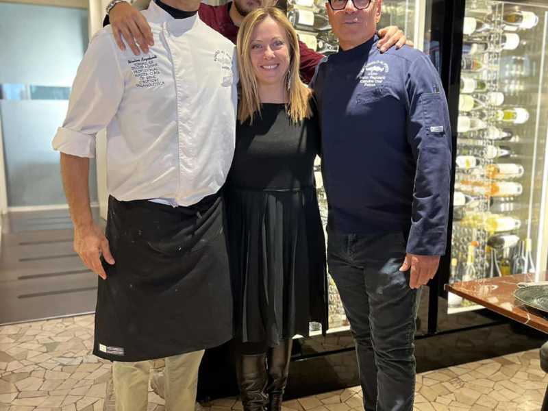 La premier Giorgia Meloni in una foto postata dal ristorante 'Romolo al porto' ad Anzio&nbsp;<br />