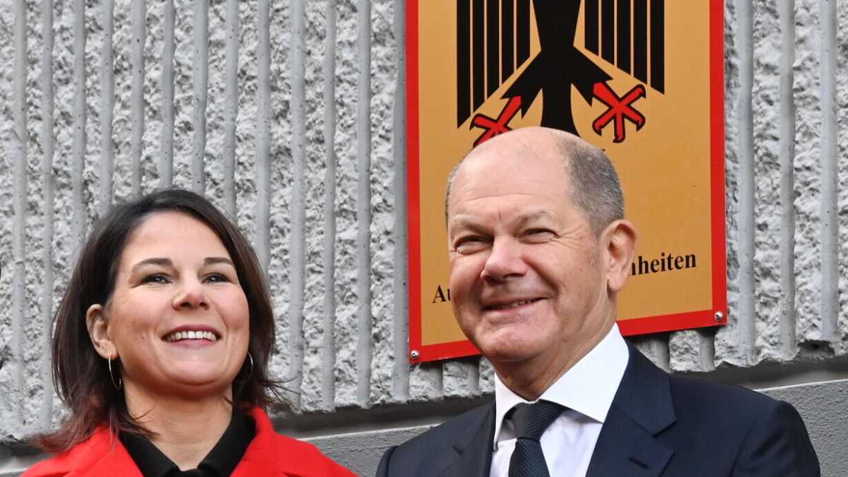 Immagine di Disfida a Berlino. La ministra degli Esteri Baerbock contro il cancelliere Scholz