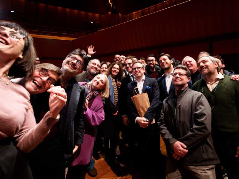 Daniel Harding con alcuni componenti dell'Orchestra dell'Accademia nazionale di Santa Cecilia (foto Accademia nazionale di Santa Cecilia)<br /> <br />