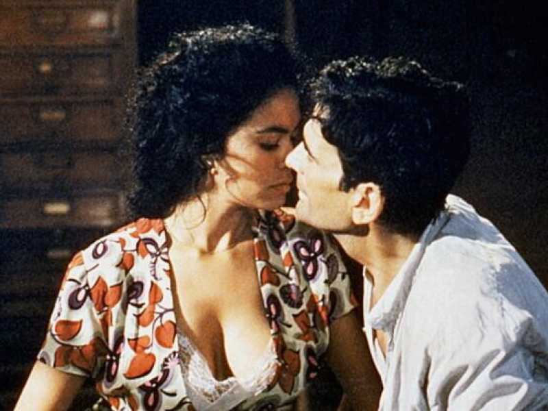 Nel “Postino”(1994), Maria Grazia Cucinotta è Beatrice Russo, la donna amata da Mario ( Massimo Troisi) <br />