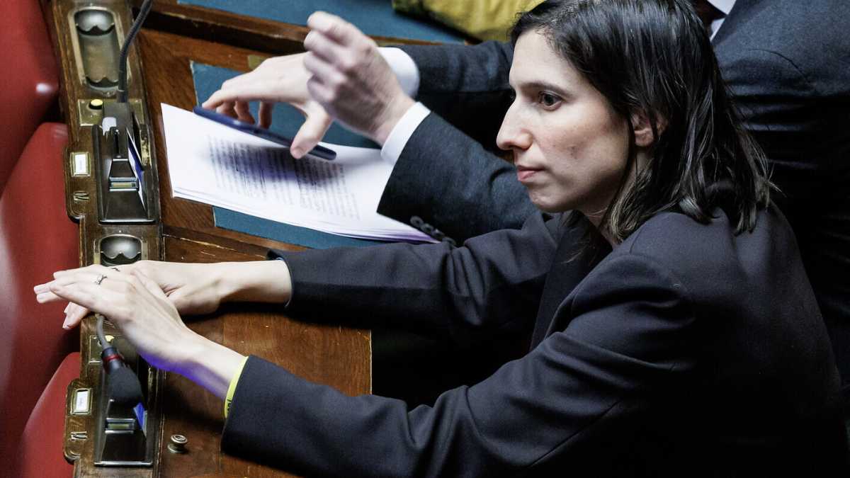 Immagine di "Non sono come mi disegnano". Su guerra, segreteria e grillismo Schlein prova a disorientare i suoi avversari