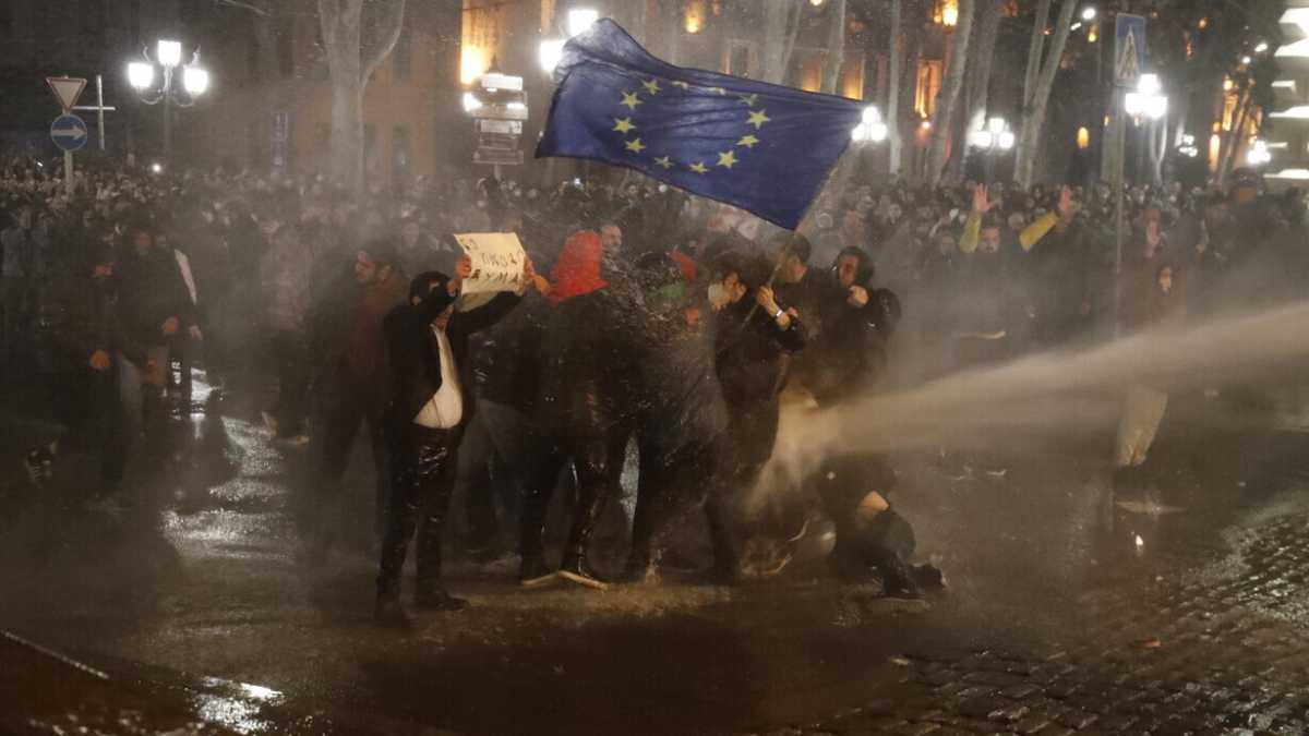 Immagine di Con una bandiera la Georgia sfida l'Ue e le chiede di cambiare