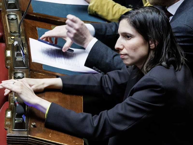 "Non sono come mi disegnano". Su guerra, segreteria e grillismo Schlein prova a disorientare i suoi avversari