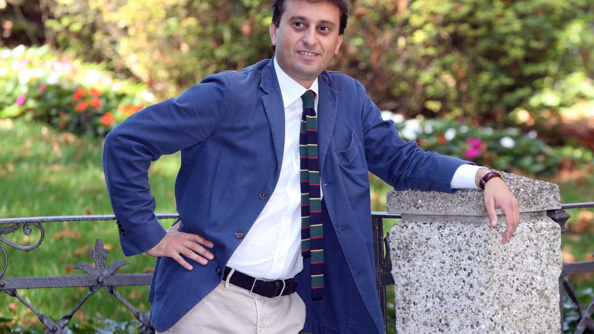 Immagine di L'autobiografia di Parenzo a teatro, scandita da candele e pane intrecciato