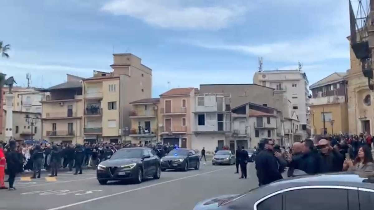 Immagine di Meloni a Cutro tra applausi e contestazioni: peluches contro l’auto della premier