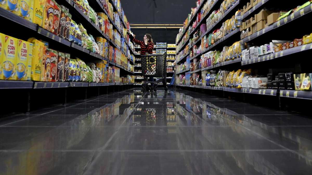 Immagine di L'Europa contro l'ingordigia moderna, che butta il cibo alla data di scadenza