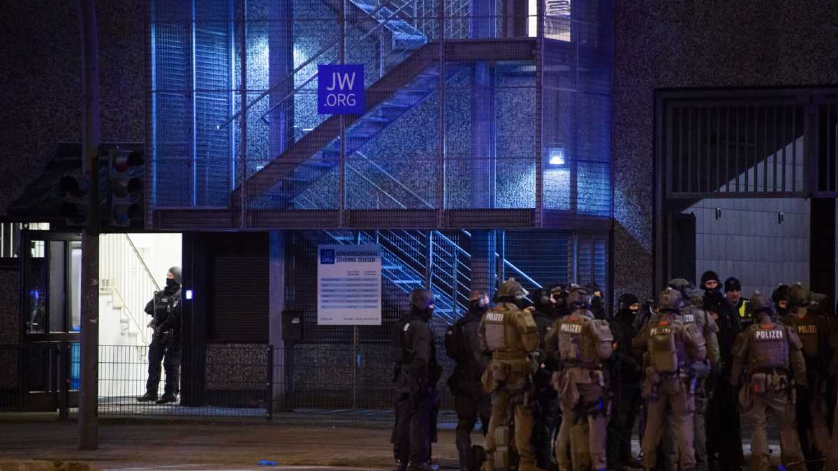 Immagine di Che cosa sappiamo della sparatoria ad Amburgo in un tempio dei Testimoni di Geova