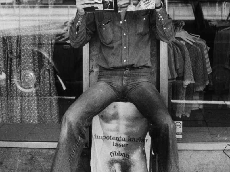 20 luglio 1978: uno svedese che legge una rivista pornografica (Foto di Keystone/Getty Images)&nbsp;