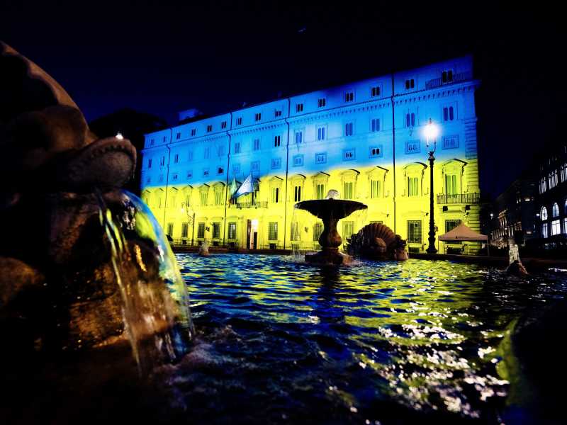 Roma, Palazzo Chigi con i colori della bandiera ucraina (LaPresse)&nbsp;<br />