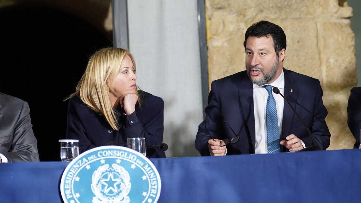 Immagine di Salvini approfitta della crisi di Meloni per celebrare il 2019 dei "porti chiusi", che però fu un disastro