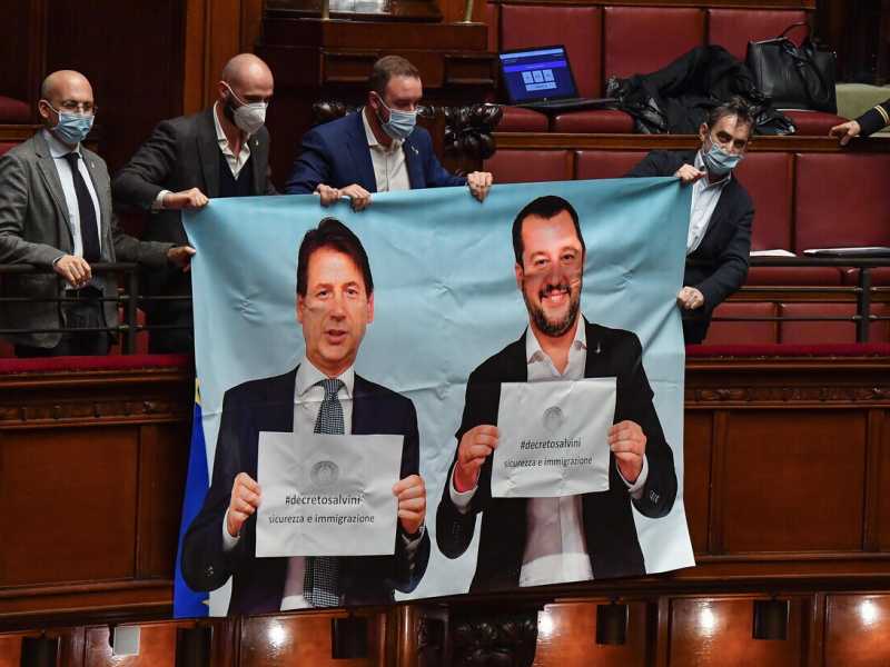 Il fantasma dei decreti Salvini. Sull'immigrazione Conte è in difficoltà