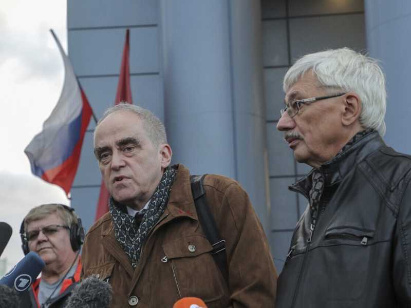 Foto di Maxim Shipenkov, via Ansa. A member of Memorial and Yan Rachinsky, chairman of the board <br />