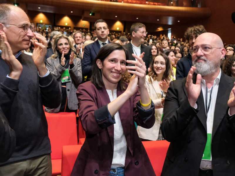 Assemblea Pd 2023, Enrico Letta a sinistra, Elly Schlein al centro, Stefano Bonaccini a destra (LaPresse)
