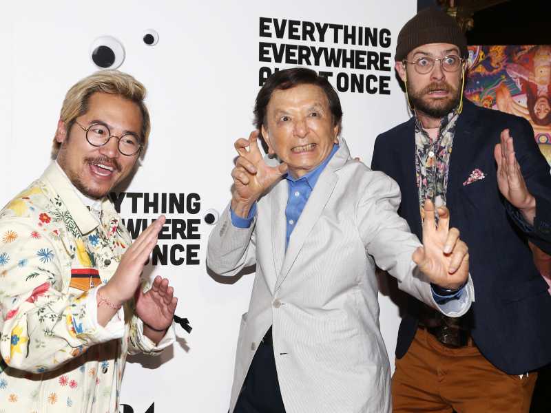 Dan Kwan, James Hong e Daniel Scheinert alla prima di "Everything Everywhere All At Once" di A24 a Los Angeles (Foto di Tommaso Boddi/WireImage)&nbsp;<br />