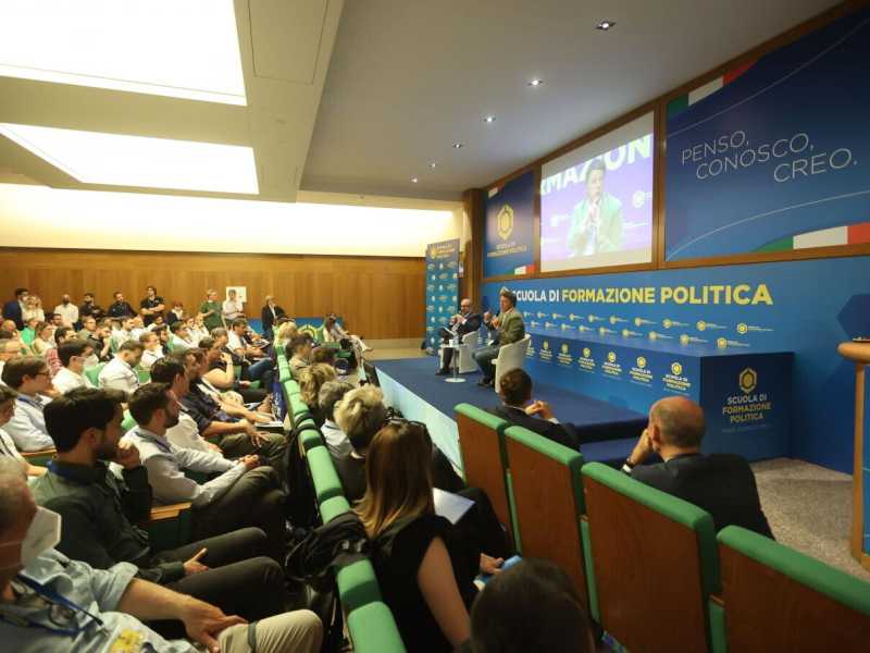 Matteo Renzi alla scuola di formazione politica della Lega (foto LaPresse)