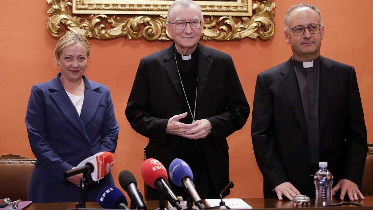 Immagine di Meloni e il boom degli sbarchi dei migranti fra Piantedosi e Papa Francesco
