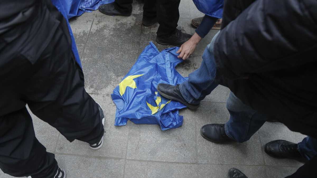 Immagine di Cosa c’entra il gruppo che incendia la bandiera Ue con il processo di pace in Georgia