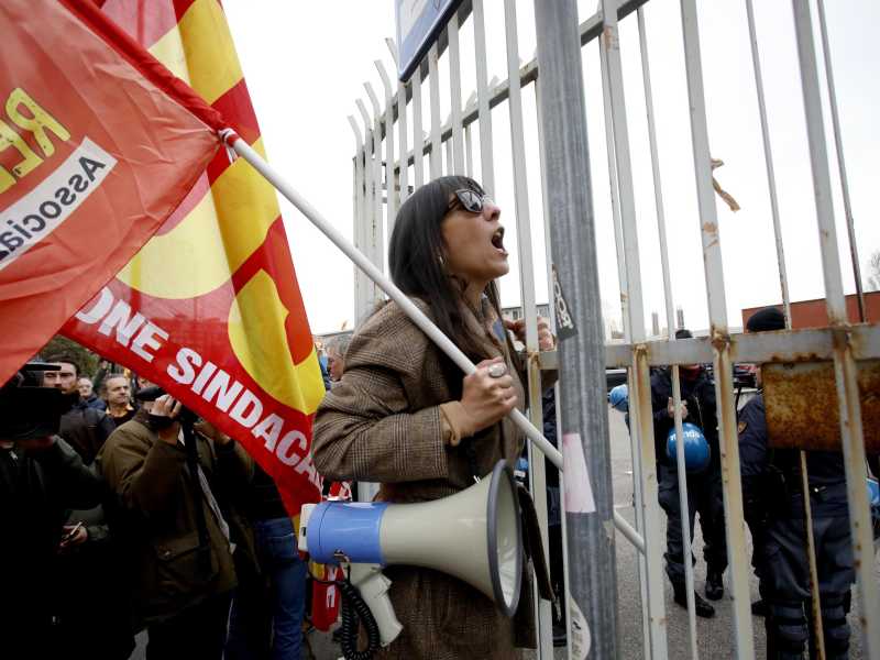 La contestazione nei confronti della sottosegretaria Frassinetti per aver partecipato alla commemorazione di Sergio Ramelli (foto Ansa)
