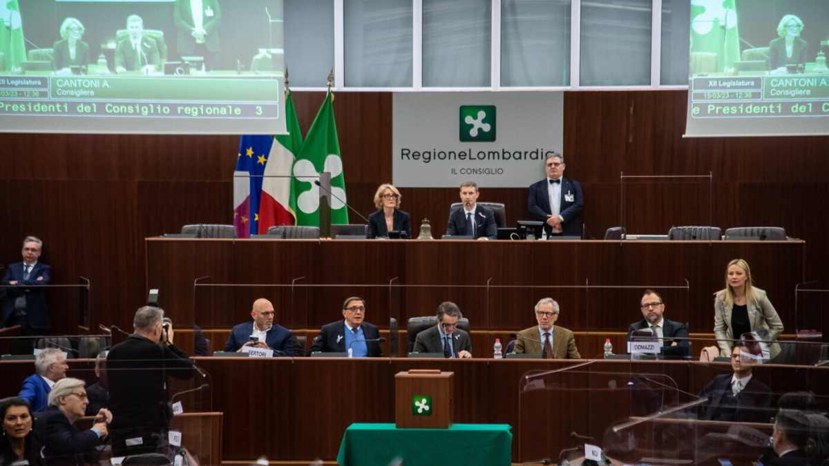 Immagine di Ecco il Consiglio della Lombardia, Sgarbi e Feltri mattatori. Federico Romani presidente