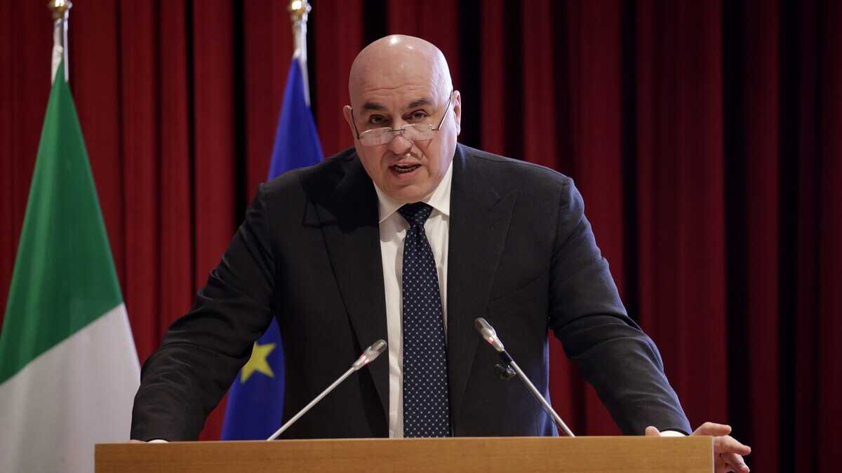 Immagine di "Colpire Crosetto". L'allarme dell'intelligence: Mosca ha messo una taglia sul ministro da 15 milioni di dollari