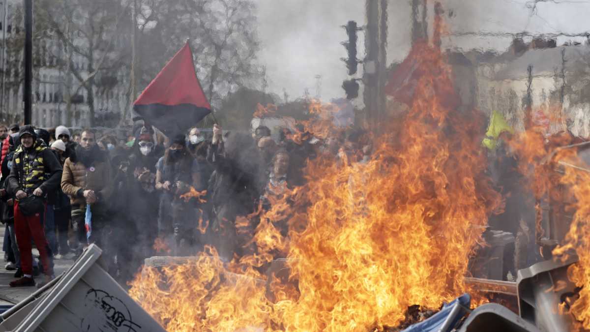 Immagine di Macron usa le maniere forti per salvare la sua riforma delle pensioni