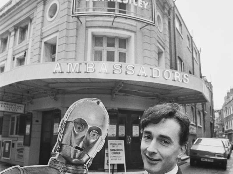 L'attore Anthony Daniels con il costume di C-3PO fuori dall'Ambassadors Theatre di Londra, 12 dicembre 1980 (Getty Images)&nbsp;<br />